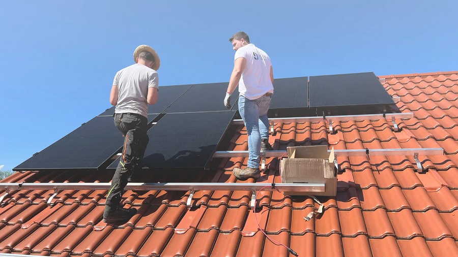 Ansicht wie PV-Module auf das Dach angebracht werden